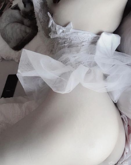一组美女山间嬉戏图片写真_BD在线观看