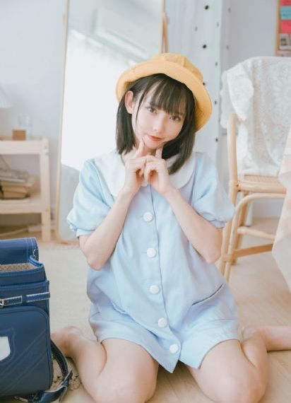 男人扒开美女的内裤亲吻下面_有字幕完整版